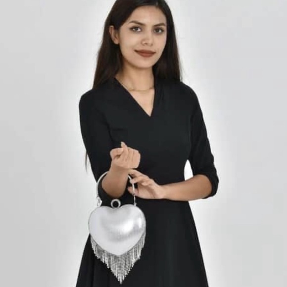 Heart Shape Austrian Crystal Clutch With Removable Shoulder Strap(Blk or silver) - Picture 15 of 16